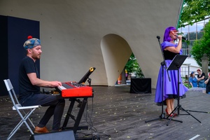 39. TNF: Dzień 3 (1.06.2025) - Na scenie muzyczni animatorzy w zabawach z dziećmi, od lewej: pianista Piotr Niedojadło i śpiewająca Anna Podkościelna-Cyz