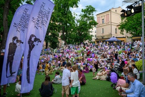 39. TNF: Dzień 3 (1.06.2025) - Rodzice z pociechami na widowni w Amfiteatrze Letnim