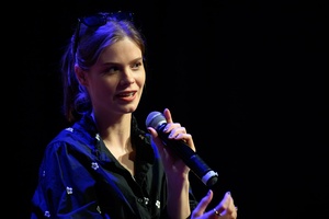 39. TNF: Dzień 3 (1.06.2025) - Na scenie Marzenia aktorka Matylda Giegżno podczas spotkania z publicznością po projekcji "Światłoczułej"
