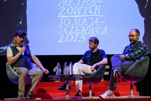 39. TNF: Dzień 3 (1.06.2025) - Na scenie Marzenia od prawej: producent "Dziewczyny z igłą" Mariusz Włodarski, reżyser filmu Magnus von Horn i prowadzący spotkanie z twórcami przed publicznością Ryszard Jaźwiński