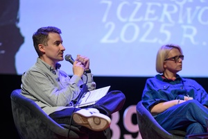 39. TNF: Dzień 4 (2.06.2025) - Na scenie Marzenia Kuba Armata prowadzący spotkanie z reżyserką Małgorzatą Imielską, Gosia, główna bohaterka filmu "Posłuchaj, co ci chcę powiedzieć" i jej mamą