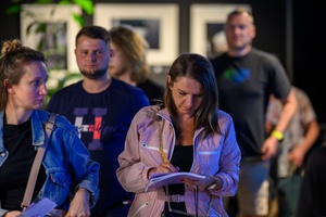 39. TNF: Dzień 4 (2.06.2025) - Widzka wypełniająca po seansie kupony plebiscytu publiczności