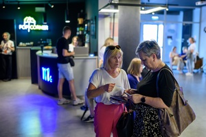 39. TNF: Dzień 4 (2.06.2025) - Festiwalowiczki w hallu kina w oczekiwaniu na projekcję konkursową