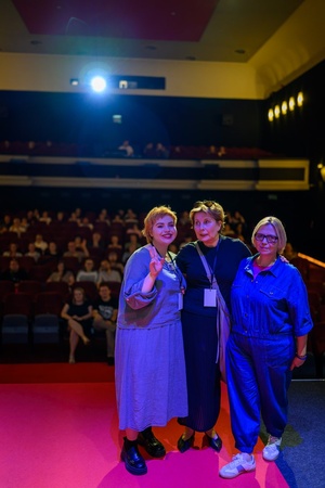 39. TNF: Dzień 4 (2.06.2025) - Na scenie Marzenia Małgorzata Imielska, reżyserka filmu "Posłuchaj, co chcę ci powiedzieć", główna bohaterka filmu Gosia z mamą, w tle widzowie