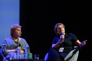 39. TNF: Dzień 4 (2.06.2025) - Na scenie Marzenia reżyserka Małgorzata Imielska odpowiadająca na pytanie widza,  oraz Gosia, główna bohaterka filmu "Posłuchaj, co ci chcę powiedzieć"