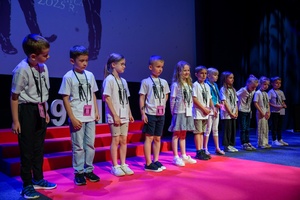 39. TNF: Dzień 4 (2.06.2025) - Na scenie Marzenia Jury Dziecięce 39. TNF prezentujące się przed najmłodszą widownią festiwalu