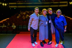 39. TNF: Dzień 4 (2.06.2025) - Na scenie Marzenia Małgorzata Imielska, reżyserka filmu "Posłuchaj, co chcę ci powiedzieć", główna bohaterka filmu Gosia z mamą i Kuba Armata, w tle widzowie