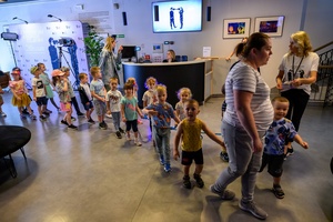 39. TNF: Dzień 4 (2.06.2025) - W hallu Marzenia najmłodsi widzowie przed pierwszą projekcją konkursową Filmów Młodego Widza