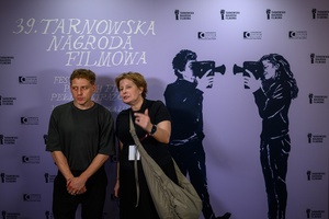 39. TNF: Dzień 4 (2.06.2025) - Na ściance 39. TNF ustawionej w hallu TCK od prawej: Małgorzata Imielska i Damian Kocur