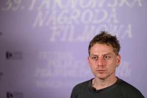 39. TNF: Dzień 4 (2.06.2025) - Na ściance 39. TNF ustawionej w hallu TCK Damian Kocur