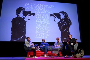 39. TNF: Dzień 4 (2.06.2025) - Na scenie Marzenia Kuba Armata prowadzący spotkanie z reżyserką Małgorzatą Imielską, Gosia, główna bohaterka filmu "Posłuchaj, co ci chcę powiedzieć" i jej mamą