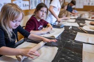 Warsztaty ceramiczne "Wzorzysty kafelek" - Uczestnicy warsztatów w trakcie pracy