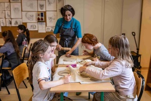 Warsztaty ceramiczne "Wzorzysty kafelek" - Uczestnicy warsztatów w trakcie pracy