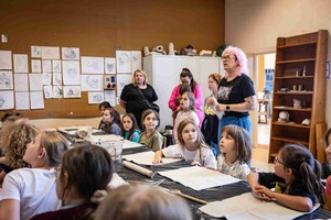 Warsztaty ceramiczne "Wzorzysty kafelek" - Uczestnicy warsztatów w trakcie pracy wraz z koordynatorką Dorotą Omylską