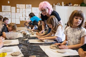 Warsztaty ceramiczne "Wzorzysty kafelek" - Uczestnicy warsztatów w trakcie pracy wraz z koordynatorką Dorotą Omylską