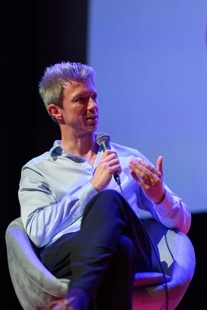 39. TNF: Dzień 5 (3.06.2025) - Na scenie Marzenia Artur Zaborski zadający pytanie twórcom filmu "Wróbel"