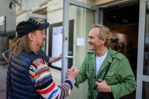 39. TNF: Dzień 5 (3.06.2025) - Przed kinem witający się z Ryszardem Jaźwińskim aktor Andrzej Chyra