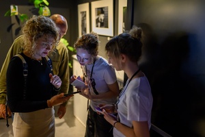 39. TNF: Dzień 5 (3.06.2025) - Wolontariusze wpuszczający widzów na projekcję konkursową