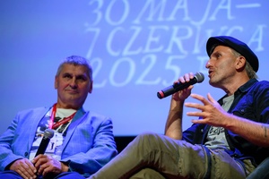 39. TNF: Dzień 5 (3.06.2025) - Na scenie scenarzysta Rafał Lipski odpowiadający na pytanie podczas spotkania