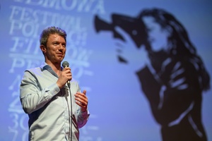 39. TNF: Dzień 5 (3.06.2025) - Na scenie Marzenia Artur Zaborski zapraszający widzów na spotkanie z twórcami filmu "Wróbel"