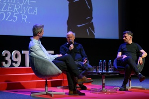 39. TNF: Dzień 5 (3.06.2025) - Na scenie Marzenia od lewej: Artur Zaborski, reżyser filmu "Wróbel" Tomasz Gąssowski, aktor Jacek Borusiński