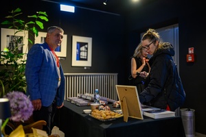 39. TNF: Dzień 5 (3.06.2025) - Widzowie oglądający w hallu Marzenia pamiątki po Jerzym Kuleju