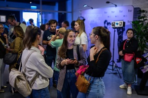 39. TNF: Dzień 5 (3.06.2025) - W hallu Marzenia widzowie w oczekiwaniu na wejście do sali kinowej