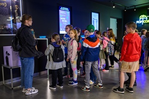 39. TNF: Dzień 5 (3.06.2025) - Najmłodsi widzowie w hallu kina przed projekcją Filmów Młodego Widza