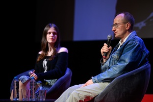 39. TNF: Dzień 6 (4.06.2025) - Na scenie Marzenia od lewej: aktorka Basia Gacek i reżyser Tomasz Jurkiewicz podczas spotkania z młodymi widzami