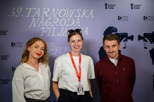 39. TNF: Dzień 6 (4.06.2025) - W hallu Marzenia na tle ścianki 39. TNF o lewej: Magdalena Piątek - dyr, 39. TNF, reżyserka Monika Majorek, Kuba Armata - dyr, artystyczny 39. TNF