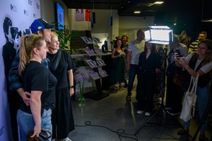 39. TNF: Dzień 6 (4.06.2025) - W hallu kina fanki pozujące do zdjęcia z Marcinem Dorocińskim na tle ścianki 39. TNF