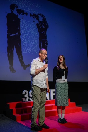 39. TNF: Dzień 6 (4.06.2025) - Na scenie Marzenia reżyser Tomasz Jurkiewicz i aktorka Basia Gacek zapraszający na przedpremierowy pokaz filmu "Skarbek i tajemnica magicznego sreberka"