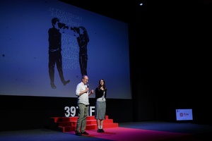 39. TNF: Dzień 6 (4.06.2025) - Na scenie Marzenia reżyser Tomasz Jurkiewicz i aktorka Basia Gacek zapraszający na przedpremierowy pokaz filmu "Skarbek i tajemnica magicznego sreberka"