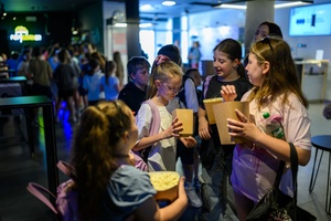 39. TNF: Dzień 6 (4.06.2025) - Młodzi widzowie w hallu kina przed przedpremierową projekcją filmu Tomasza Jurkiewicza "Skarbek i tajemnica magicznego sreberka"