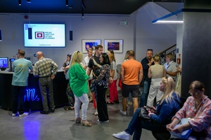 39. TNF: Dzień 6 (4.06.2025) - W hallu kina festiwalowicze w oczekiwaniu na wejście do sali kinowej na projekcję konkursową