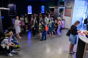 39. TNF: Dzień 6 (4.06.2025) - Młodzi widzowie w hallu kina przed przedpremierową projekcją filmu Tomasza Jurkiewicza "Skarbek i tajemnica magicznego sreberka"