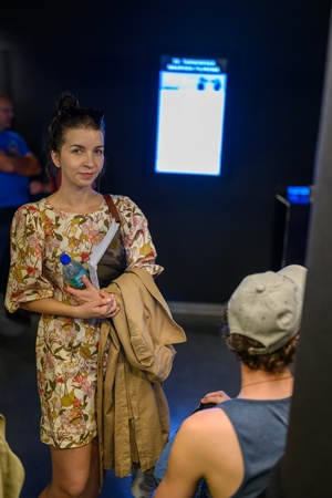 39. TNF: Dzień 6 (4.06.2025) - W hallu kina festiwalowicze w oczekiwaniu na wejście do sali kinowej na projekcję konkursową