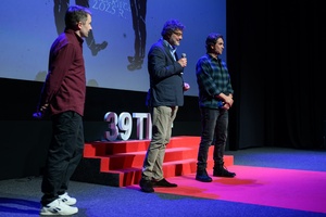 39. TNF: Dzień 6 (4.06.2025) - Na scenie Marzenia od lewej: Kuba Armata, scenarzysta Grzegorz Łoszewski, aktor Marcin Dorociński zapraszający widzów na projekcję filmu "Minghun"