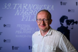 39. TNF: Dzień 6 (4.06.2025) - W hallu Marzenia reżyser Tomasz Jurkiewicz na tle ścianki 39. TNF