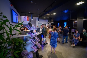 39. TNF: Dzień 6 (4.06.2025) - W hallu kina festiwalowicze w oczekiwaniu na wejście do sali kinowej na projekcję konkursową