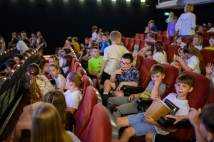 39. TNF: Dzień 6 (4.06.2025) - Młodzi widzowie w sali kinowej przed przedpremierową projekcją filmu Tomasza Jurkiewicza "Skarbek i tajemnica magicznego sreberka"