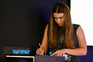 39. TNF: Dzień 6 (4.06.2025) - Widzka wypełniająca kupon plebiscytu publiczności