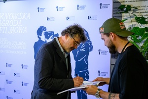 39. TNF: Dzień 6 (4.06.2025) - W hallu kina scenarzysta Grzegorz Łoszewski składający swój autograf fanowi