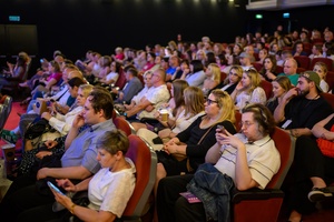 39. TNF: Dzień 6 (4.06.2025) - Widzowie w sali kinowej w oczekiwaniu na seans