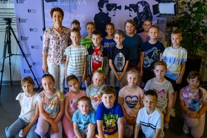 39. TNF: Dzień 6 (4.06.2025) - Młodzi widzowie w hallu Marzenia fotografujący się na ściańce 39. TNF