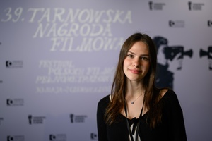 39. TNF: Dzień 6 (4.06.2025) - W hallu Marzenia aktorka Basia Gacek na tle ścianki 39. TNF