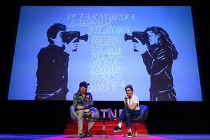 39. TNF: Dzień 7 (5.06.2025) - Na scenie Marzenia reżyserka "To nie mój film" Maria Zbąska, odpowiadającą na zadane pytanie przez prowadzącego spotkanie Ryszarda Jaźwińskiego