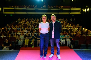 39. TNF: Dzień 7 (5.06.2025) - Na scenie Marzenia reżyserka obrazu "To nie mój film", Maria Zbąska i Kuba Armata na wspólnym zdjęciu z siedzącą tarnowską publicznością w tle