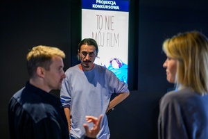 39. TNF: Dzień 7 (5.06.2025) - W hallu kina od prawej: Dominika Dąbek, Maks Bereski - autor plakatu artystycznego 39. TNF i Kuba Armata