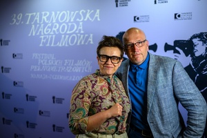 39. TNF: Dzień 7 (5.06.2025) - W hallu kina festiwalowicze fotografujący się na ściance 39. TNF